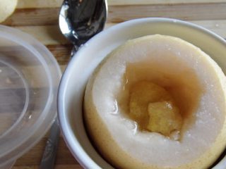 4、冰糖炖雪梨,把枸杞子放入梨心，添满凉开水