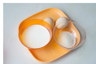 1、上班族下午茶必备—鸡蛋布丁,准备好食材。