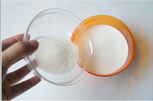 2、上班族下午茶必备—鸡蛋布丁,将45g白砂糖加入牛奶中，搅拌至白砂糖完全融化则可