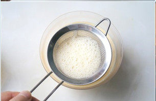 5、上班族下午茶必备—鸡蛋布丁,加入牛奶后的拌匀奶液进行过筛，筛2-3次即可。