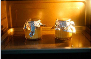 6、上班族下午茶必备—鸡蛋布丁,烤箱预热170度 10分钟。将调制好的奶液均匀倒入布丁瓶或可以进烤箱的容器中