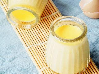 7、上班族下午茶必备—鸡蛋布丁,封口铺上锡纸可以防止烤好的布丁长气泡，放置在加有适量热水的烤盘中。完成后的布丁可以趁热吃，冷藏后食用也是不错的哦！