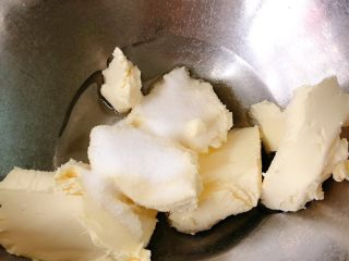 3、奶油奶酪戚风,加入油