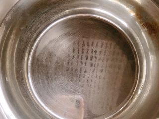 5、奶油奶酪戚风,找一个锅里面放水加热烧开