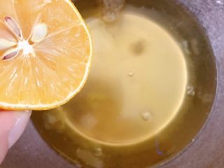 14、奶油奶酪戚风,现在我们打发蛋白,在里面挤点柠檬汁