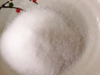 15、奶油奶酪戚风,这是蛋白部分的糖,我们分3次加入