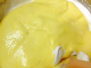 23、奶油奶酪戚风,把搅拌好的蛋黄糊倒入蛋白盆里,这个得注意了,不能搅拌过度,那样会消泡的,要快速,我一般就是从下面往上搅拌,从盆底往上,然后再从盆底往上,一次这样的动作,搅拌均匀就行,不能化圈(会消泡的)搅拌均匀就行,就不要再过度搅拌了(这步没发拍照)