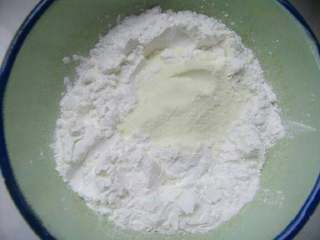 2、旺仔小馒头,所有粉类混合，搅拌均匀。