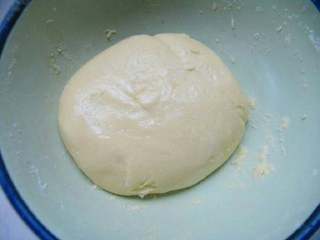 3、旺仔小馒头,蛋液和粉类倒在一起，揉成光滑的面团。