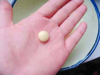 4、旺仔小馒头,取一小丁，揉成黄豆大小的圆球。