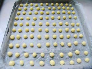 5、旺仔小馒头,如此搓好所有的小馒头胚，排列在铺有油纸的烤盘中，一定要注意保持足够的间距哦~