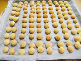 6、旺仔小馒头,烤箱预热，175度，中层，上下火，8分钟，烤至表面微微上色即可。