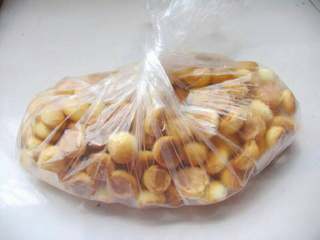 7、旺仔小馒头, 彻底晾凉后，装入保鲜袋中密封保存，随吃随取，方便无比。