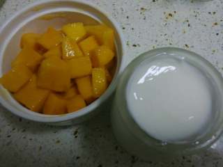 1、芒果酸奶昔,准备好芒果果肉和自制酸奶，留几块小果肉备用做装饰。