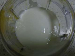 3、芒果酸奶昔,倒入酸奶。