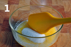 1、 圣诞华夫饼,无盐黄油隔热水融化或用微波炉融化后，加入细砂糖，搅拌均匀