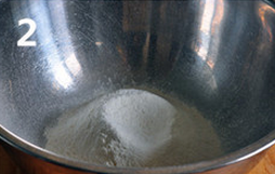 2、 圣诞华夫饼,面粉和泡打粉混合筛入大碗