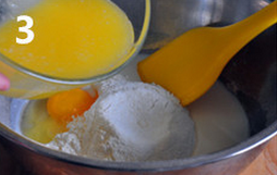 3、 圣诞华夫饼,将牛奶、鸡蛋和黄油溶液一起倒入面粉中，切拌均匀