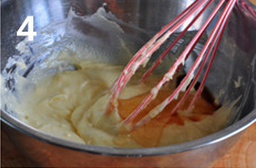 4、 圣诞华夫饼,加入蜂蜜和香草精，换蛋抽，搅拌均匀