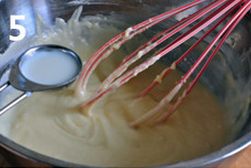 5、 圣诞华夫饼,拌匀的面糊光滑、浓稠且有流动性，如果感觉太干，可以再少量多次加入牛奶拌匀