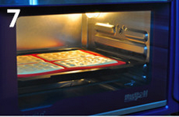 7、 圣诞华夫饼,送入预热好的烤箱，烤大约20分钟，至表面金黄色