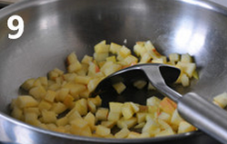 9、 圣诞华夫饼,起炒锅，小火融化大约10g黄油，下入苹果丁翻炒几下，肉桂粉，香草精，细砂糖