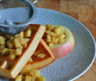 10、 圣诞华夫饼,烤好的华夫饼倒扣脱模，趁热装盘，浇上热乎的炒苹果，再筛上一层糖粉，即可享用