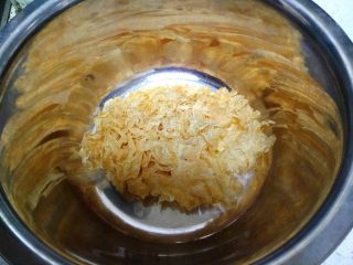 2、 银耳南瓜汤,把银耳用温水泡一个小时左右。