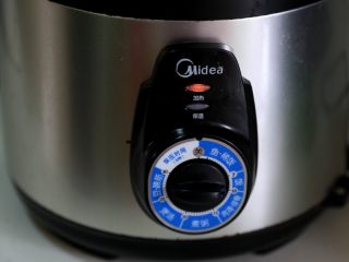 7、土豆烧牛肉,9.转入高压锅中,加压10分钟。注:没有高压锅就在原锅中或换砂锅炖,时间要长一些。