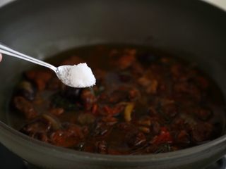 8、土豆烧牛肉,11.将炖好的牛肉再倒回到炒锅加盐调味。