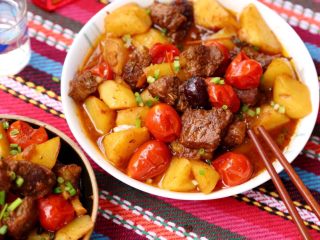 11、土豆烧牛肉,上桌了,再来一杯小酒,美不美呀?