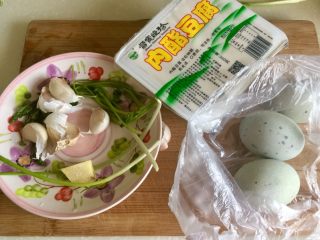 1、零厨艺的简单美味➕黑白配皮蛋拌豆腐,内脂豆腐一盒，皮蛋三颗，蒜六瓣，姜一小块，香菜一棵，小葱两根