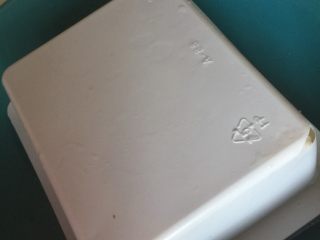 2、零厨艺的简单美味➕黑白配皮蛋拌豆腐,把内脂豆腐盒子倒扣在碗中，底面四角用剪刀剪小口