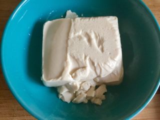 3、零厨艺的简单美味➕黑白配皮蛋拌豆腐,撕掉包装膜，倒扣取出内脂豆腐太嫩了，碎了一点(｡ì _ í｡)