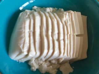 4、零厨艺的简单美味➕黑白配皮蛋拌豆腐,内脂豆腐用刀切块，静止一会，将溢出的水倒掉