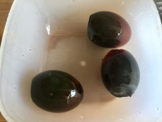 5、零厨艺的简单美味➕黑白配皮蛋拌豆腐,皮蛋去壳清洗