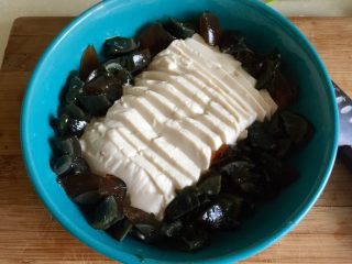 6、零厨艺的简单美味➕黑白配皮蛋拌豆腐,皮蛋切块摆入盘中，大家发挥聪明才智摆个美美的造型吧