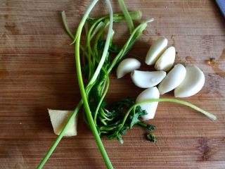 7、零厨艺的简单美味➕黑白配皮蛋拌豆腐,小葱香菜洗净，姜蒜去皮洗净