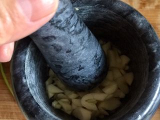 8、零厨艺的简单美味➕黑白配皮蛋拌豆腐,蒜切小块加入石臼中，加入一点水捣蒜蓉