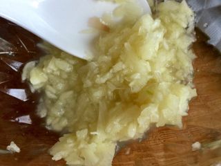 9、零厨艺的简单美味➕黑白配皮蛋拌豆腐,捣好的蒜蓉舀出到碗中