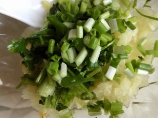 11、零厨艺的简单美味➕黑白配皮蛋拌豆腐,香菜切碎，小葱切末，留下少许，其他和香菜一起放在蒜泥中