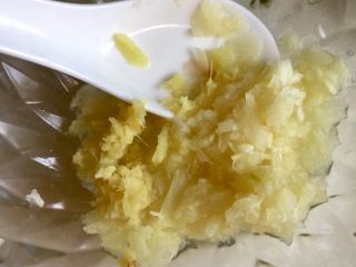 10、零厨艺的简单美味➕黑白配皮蛋拌豆腐,姜磨姜蓉，加入碗中