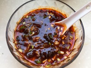 12、零厨艺的简单美味➕黑白配皮蛋拌豆腐,碗中加入一勺半生抽，一小勺白糖，一勺陈醋，一点鸡精，半勺麻油，一点芥末油，半勺老干妈，半勺香菇酱，适量纯净水，搅拌均匀，尝下味道，根据个人口味加入少许食盐