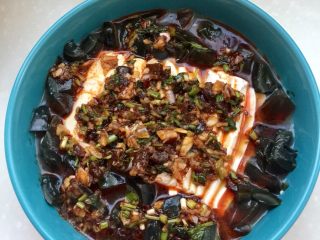 13、零厨艺的简单美味➕黑白配皮蛋拌豆腐,把调料汁浇在豆腐和皮蛋上