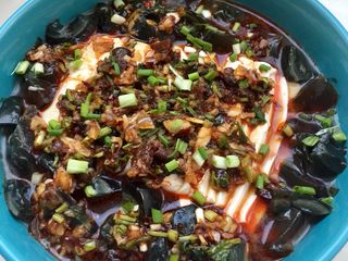 14、零厨艺的简单美味➕黑白配皮蛋拌豆腐,撒上少许葱末即可