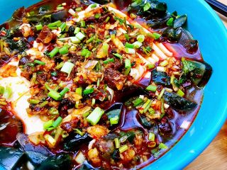 19、零厨艺的简单美味➕黑白配皮蛋拌豆腐,成品。内脂豆腐滑溜溜嫩哒哒，加上皮蛋一起吃，口味独特，而且营养丰富，清热解毒。冬日暖气干燥，荤食又多，来份皮蛋豆腐，简单易做，调理肠胃，刚刚好^o^