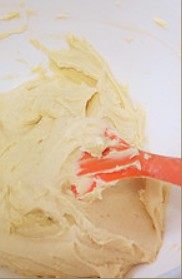 5、奶香曲奇,装入有花嘴的裱花袋套在杯子里，把面糊用刮刀铲入