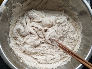 1、孝心包~无糖八珍紫薯包,同仁堂按量买好八珍，药房会给打成粉过筛。酵母粉放入温水搅拌均匀，八珍和面还有大米面糯米面一起和面。