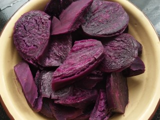 6、孝心包~无糖八珍紫薯包,蒸好紫薯按压成泥。