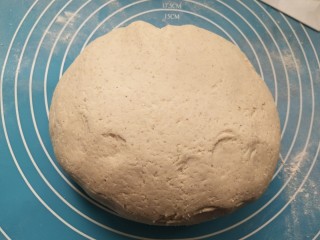 11、孝心包~无糖八珍紫薯包,面团再反复揉搓至光滑。